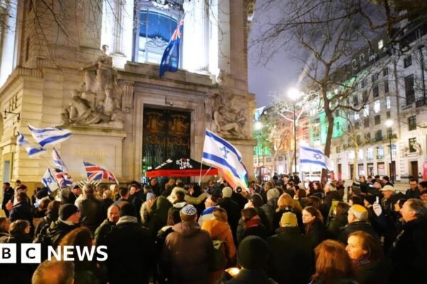 Vigil remembers Bondi victims as police step up security in Jewish communities