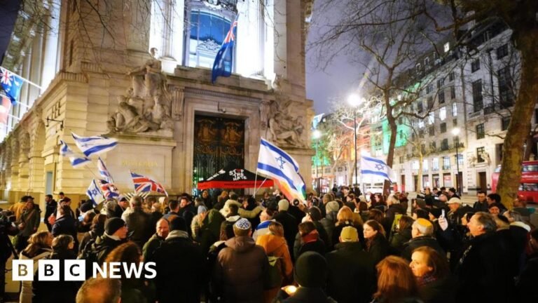 Vigil remembers Bondi victims as police step up security in Jewish communities