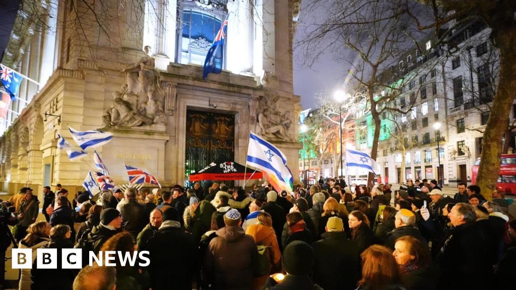 Vigil remembers Bondi victims as police step up security in Jewish communities